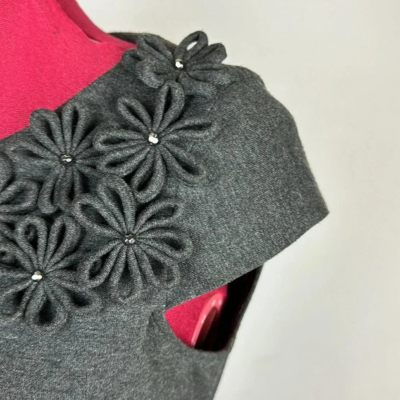 Just Taylor fitted knit cap-sleeve dress with neckline embellishment - Picture 5 of 10